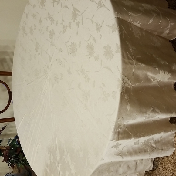 Satin Brocade Tablecloth - Picture 2 of 10